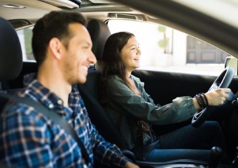 fille conduisant avec son père